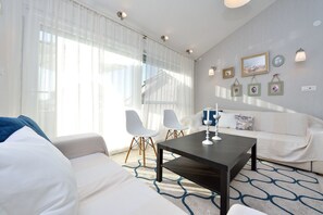 Appartamento Deluxe, 3 camere da letto (Levanta Lux) | Area soggiorno | TV a schermo piatto