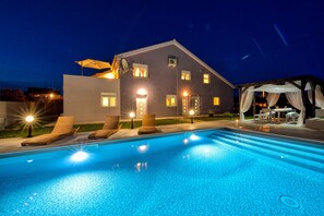 Piscina stagionale all'aperto, cabine incluse nel prezzo
