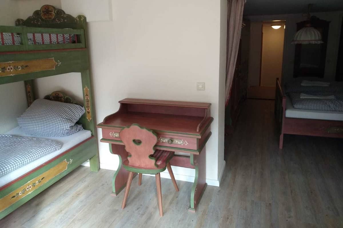Vierpersoonskamer | Een bureau, verduisterende gordijnen, gratis wifi, beddengoed