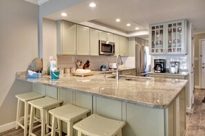 Kylskåp, mikrovågsugn, ugn och spishäll