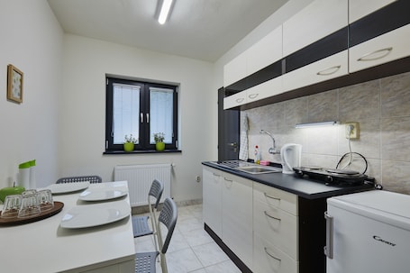 Apartment (5 Guests) | Private kitchen
