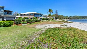 Unclassified image, 3 of 33, button - Waterfront at Sunset Boulevard, 26 Sunset Boulevard (Soldiers Point)