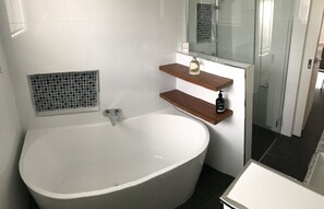 Badewanne, Haartrockner, Handtücher, Seife