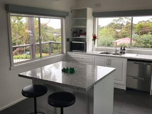 Fridge, microwave, oven, stovetop - Rosie's Corner - A little piece of heaven perfect for Families/Couple (Mount Martha)