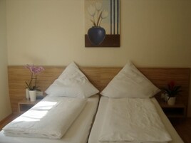 Escritorio, cortinas opacas, wifi gratis y ropa de cama