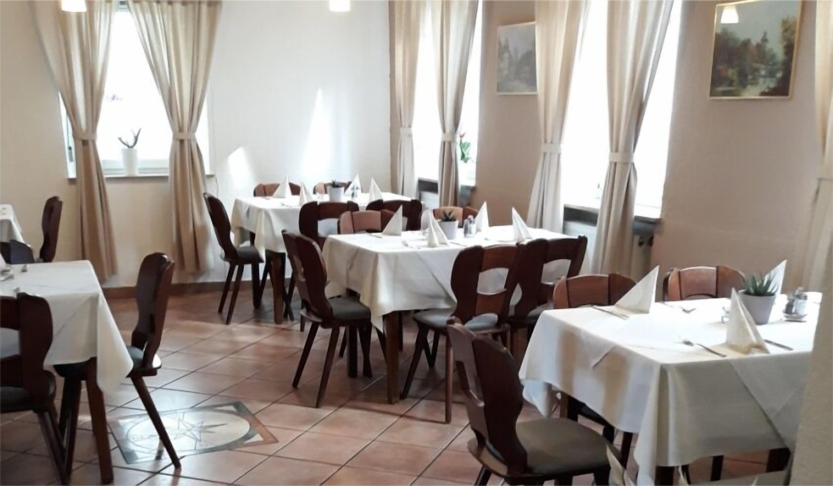 Päivittäinen buffetaamiainen (11.90 EUR per henkilö)