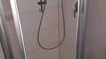 Dusche, kostenlose Toilettenartikel, Handtücher