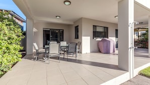 Outdoor dining - Beach House, 1/20 Pacific Drive (Fingal Bay)