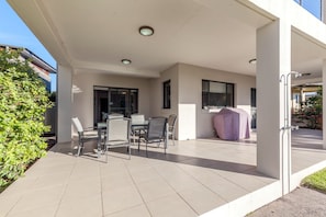 Outdoor dining - Beach House, 1/20 Pacific Drive (Fingal Bay)