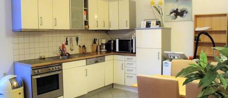 Full-size fridge, microwave, oven, stovetop