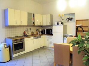 Full-sized fridge, microwave, oven, stovetop