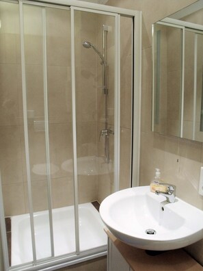 Dusche, kostenlose Toilettenartikel, Haartrockner, Handtücher