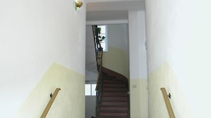 Eine Treppe mit Geländern und einer Wandleuchte.