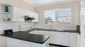 Fridge, microwave, oven, stovetop - Sandy Shores at Shoal Bay (Shoal Bay)