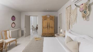 Habitación Deluxe, 1 cama de matrimonio grande, vistas al mar | Ropa de cama de alta calidad, edredones de plumas, minibar