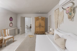 Habitación Deluxe, 1 cama King size, vista al océano | Ropa de cama de alta calidad, edredón, minibar y cortinas blackout 
