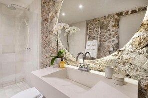 Deluxe-Zimmer, 1 King-Bett | Badezimmer | Dusche, kostenlose Toilettenartikel, Handtücher