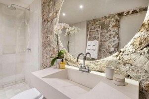 Habitación Deluxe, 1 cama de matrimonio grande | Baño | Ducha, artículos de higiene personal gratuitos y toallas