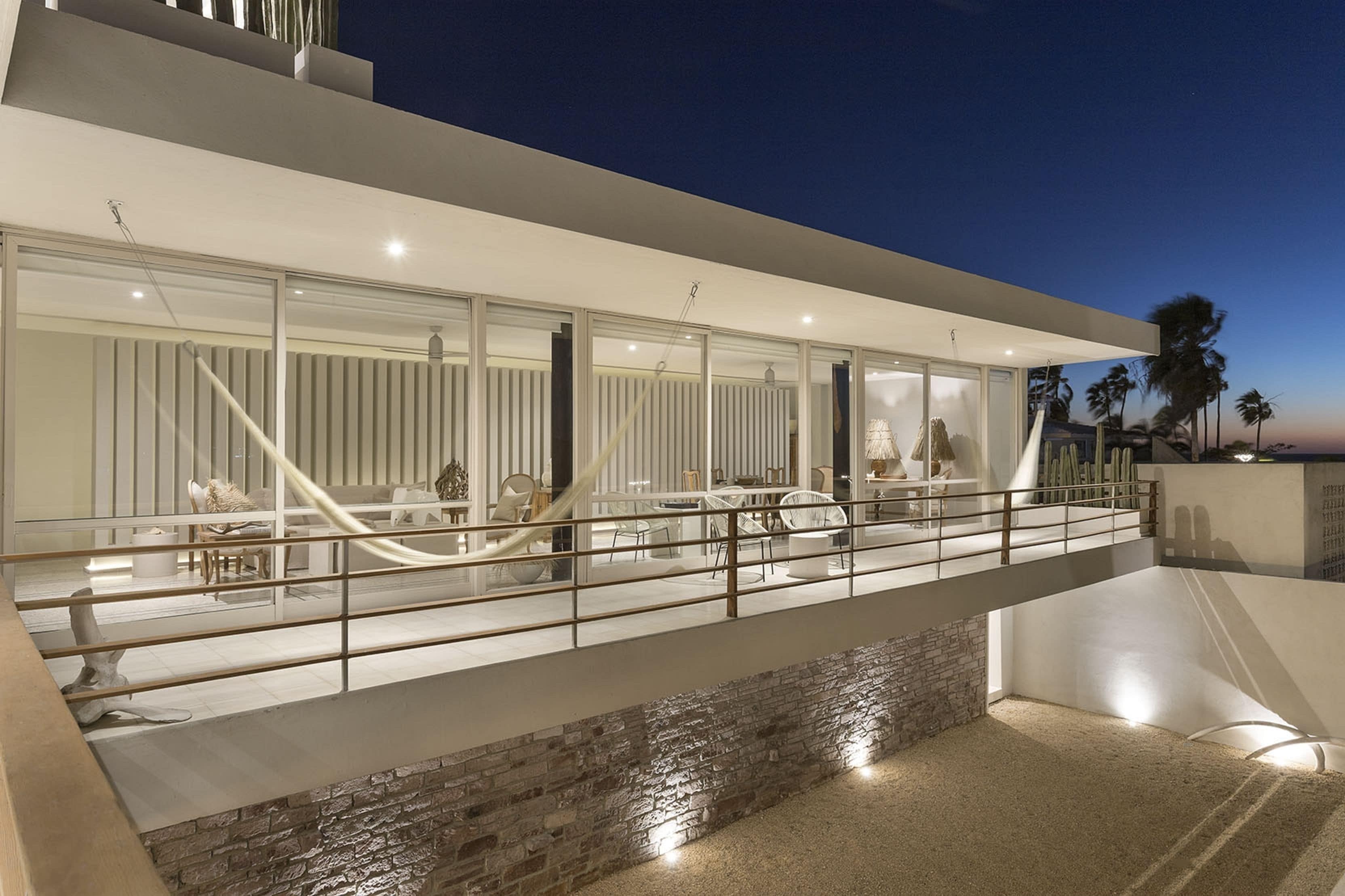 Vista frontal de la propiedad por la tarde o noche