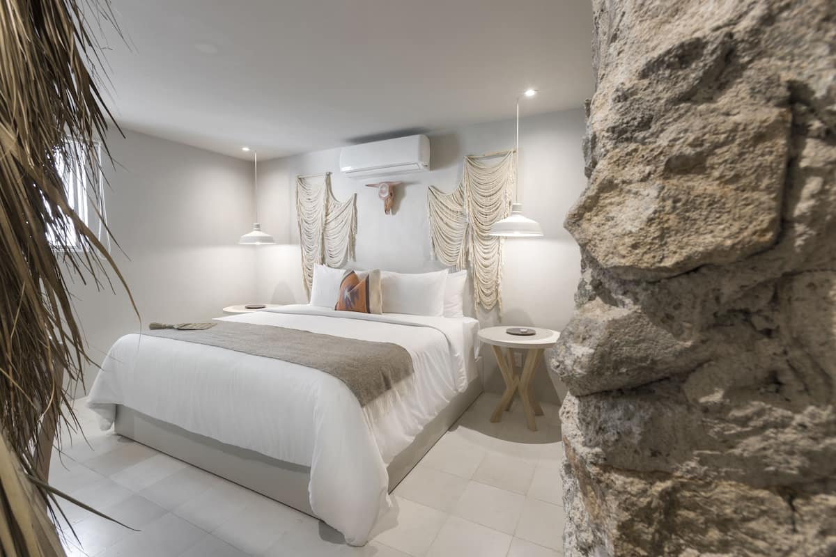 Ropa de cama de alta calidad, cubrecamas, minibar y cortinas blackout