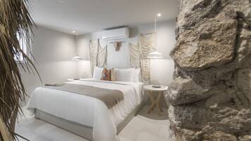 Deluxe Room, 1 King Bed | Premium bedding, down duvets, minibar, blackout curtains