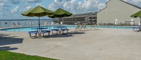 Piscine extérieure, cabanons gratuits, parasols de plage