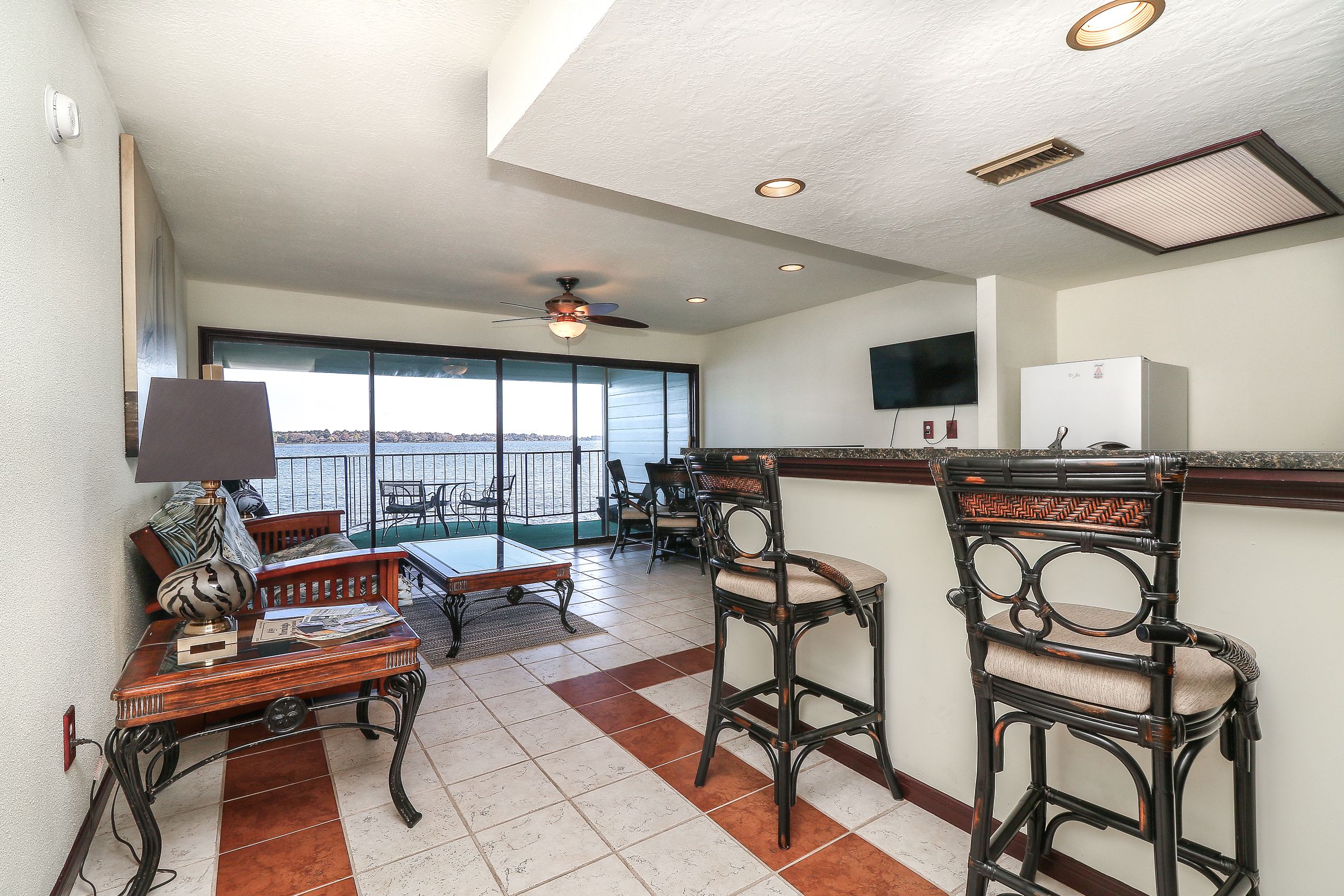 特色公寓客房, 1 間臥室, 陽台, 湖景 | 起居區 | 48-吋智慧型電視、有線頻道、電視、Netflix