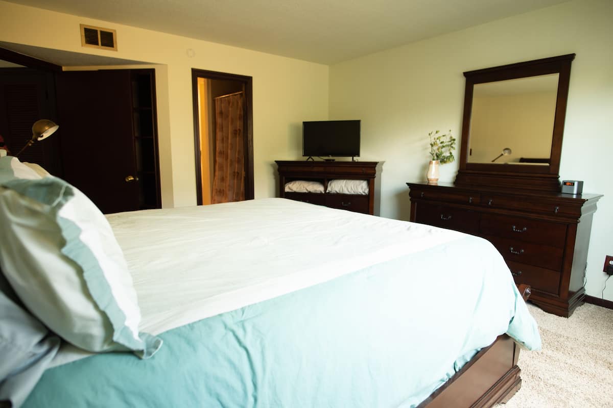 Luxury Condo, 2 Bedrooms, Balcony, Lake View | 1 bedroom, Egyptian cotton sheets, premium bedding, pillow-top beds