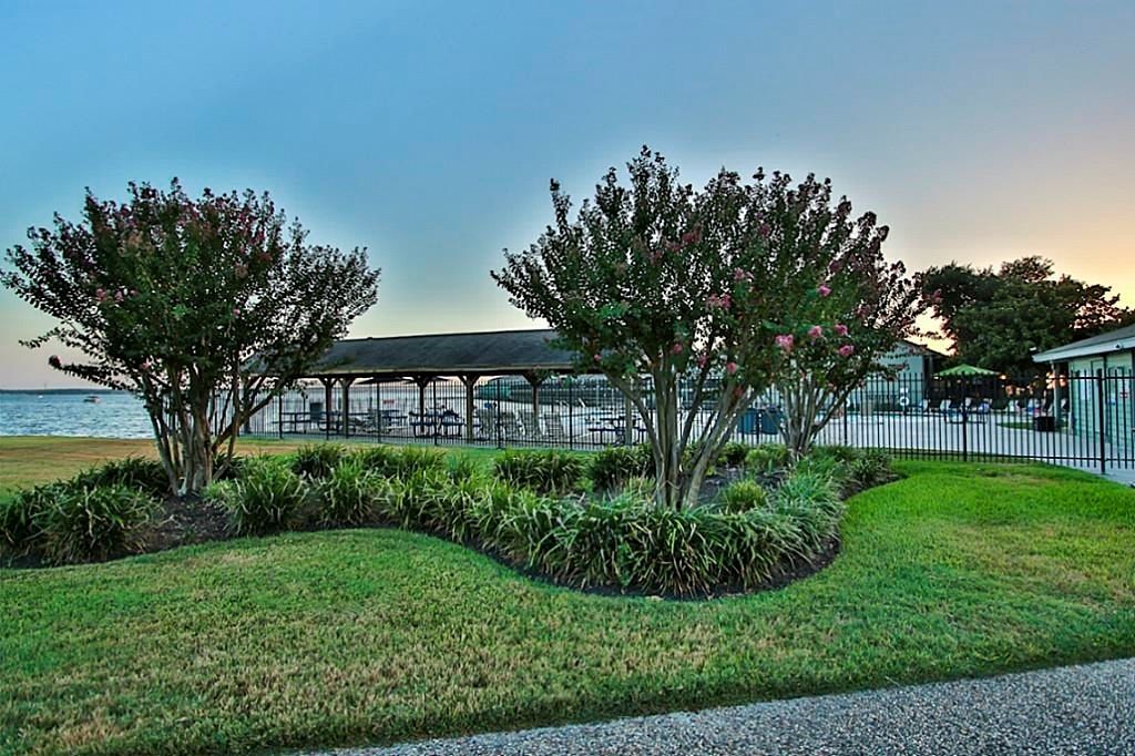 outdoor pool, open 10:00 am to 10:00 pm, free pool cabanas