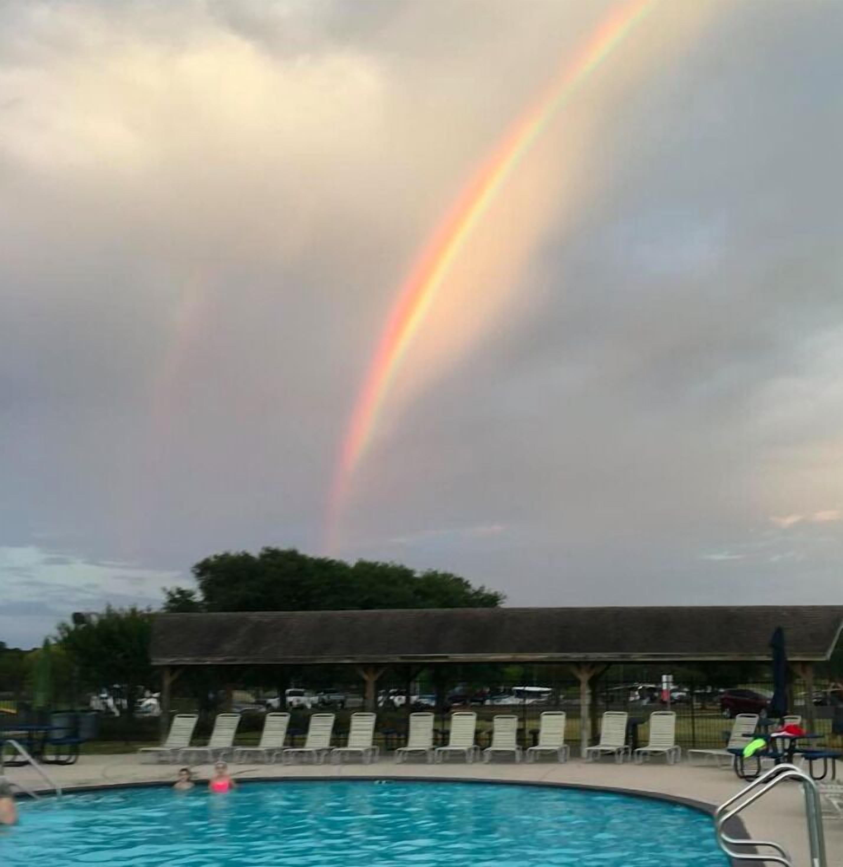 Piscine extérieure, cabanons gratuits, parasols de plage