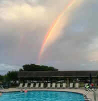 室外游泳池，10:00 至 22:00 开放，免费小屋，池畔遮阳伞