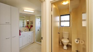 Combined shower/tub, towels - Shoreline 2 Retreat Near Nelson Bay Beach (Nelson Bay)