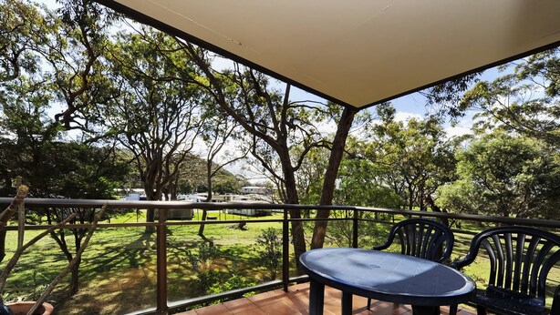 Outdoor dining - Shoreline 2 Retreat Near Nelson Bay Beach (Nelson Bay)