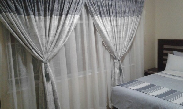 Chambre Double Standard, 1 grand lit | Bureau, fer et planche à repasser, Wi-Fi gratuit, draps fournis
