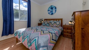 4 dormitorios, tabla de planchar con plancha, ropa de cama