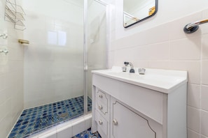 Ensemble douche/baignoire, sèche-cheveux