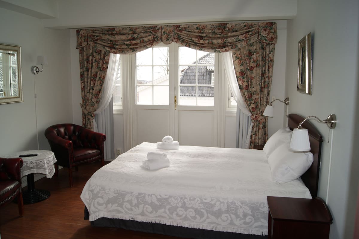 ダブルルーム ダブルベッド 1 台 | ピロートップベッド、WiFi (無料)、客室ごとに異なる装飾、客室ごとに異なるインテリア
