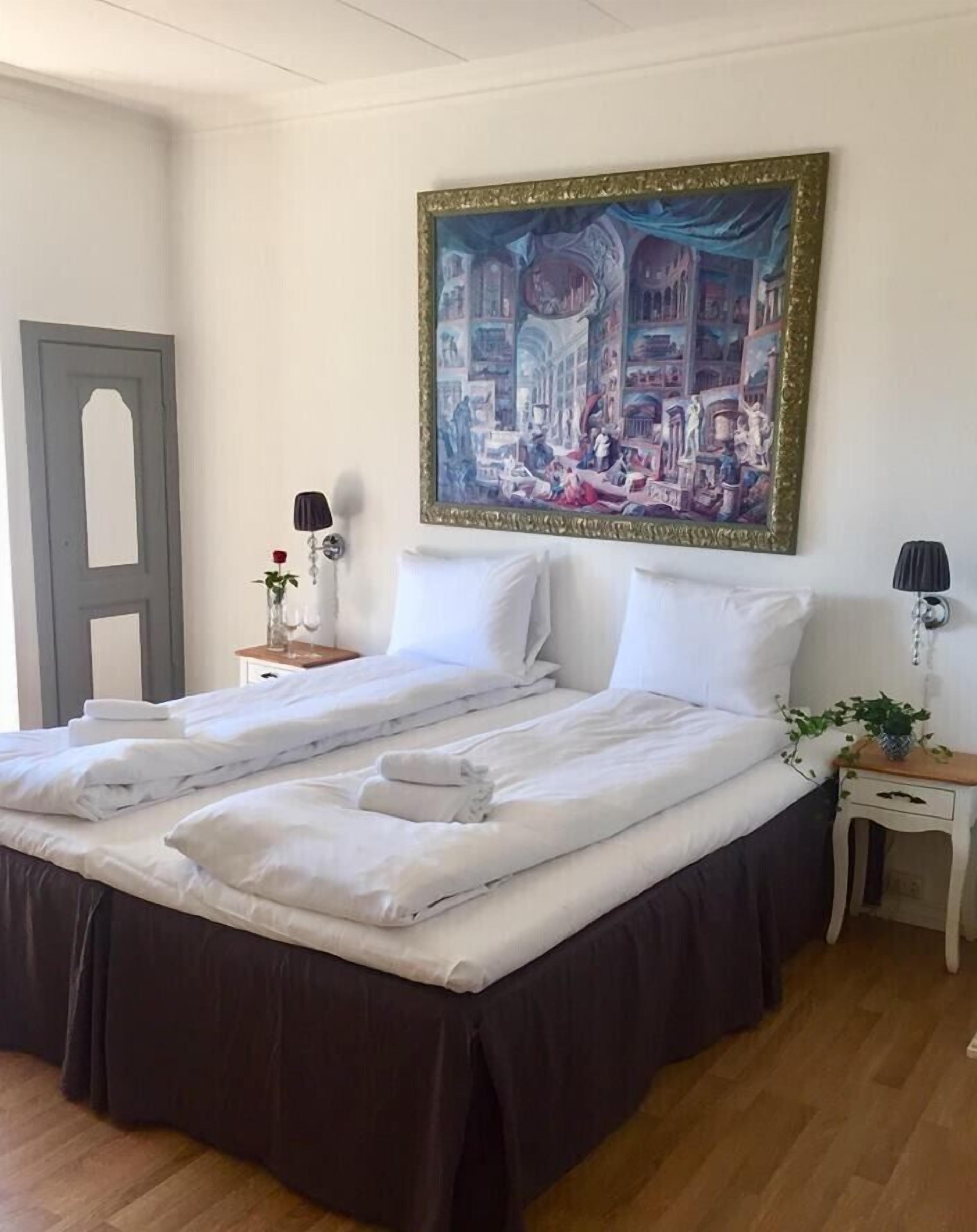 Økonomi-firemannsrom, 1 dobbeltseng med sovesofa, delt bad | Senger med overmadrass, individuelt dekorert og individuelt innredet