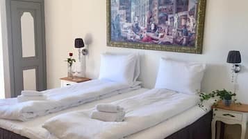 Økonomi-firemannsrom, 1 dobbeltseng med sovesofa, delt bad | Senger med overmadrass, individuelt dekorert og individuelt innredet