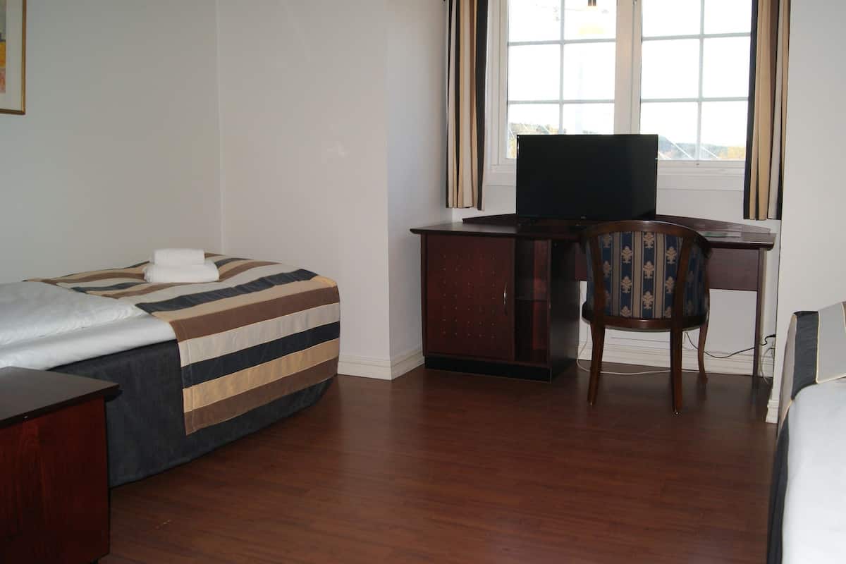 Twin Room, 2 Twin Beds | Pillowtop beds, individually decorated, individually furnished