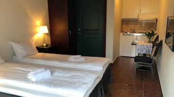 Chambre Double Tradition, 1 lit double, cuisine | Surmatelas, décoration personnalisée, ameublement personnalisé