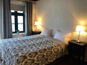 Tradisjonelt dobbeltrom, 1 dobbeltseng, kjøkken | Senger med overmadrass, individuelt dekorert og individuelt innredet