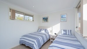3 bedrooms, travel cot, free WiFi, bed sheets - White Horses (Nelson Bay)