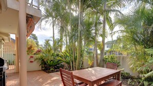 Outdoor dining - White Horses (Nelson Bay)