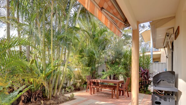 Outdoor dining - White Horses (Nelson Bay)