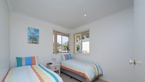 3 bedrooms, travel cot, free WiFi, bed sheets - White Horses (Nelson Bay)