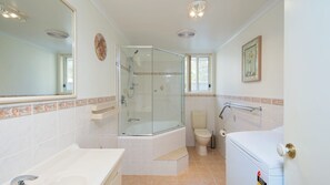 Combined shower/bathtub - White Horses (Nelson Bay)