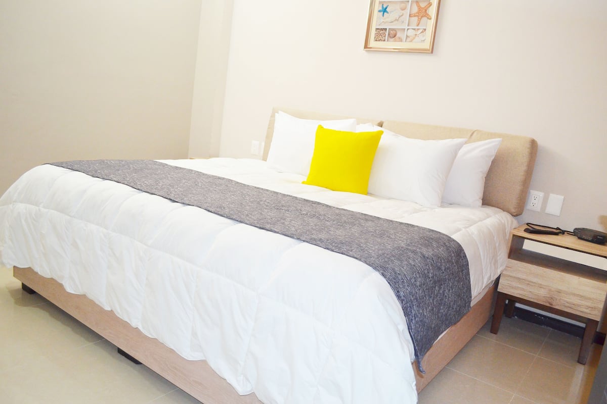 Superior Suite, 3 Bedrooms, Non Smoking, Marina View | Ruang kerja komputer riba, seterika/papan seterika, Wi-fi percuma 