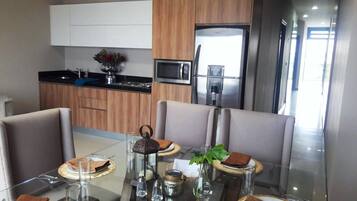 Phòng Suite Deluxe, 2 phòng ngủ, không hút thuốc | Bếp riêng | Tủ lạnh, lò vi sóng, bếp nấu, dụng cụ pha cà phê/trà