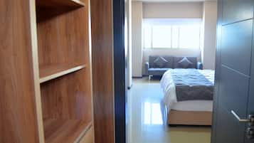 Superior Suite, 3 Bedrooms, Non Smoking, Marina View | Bathroom | Shower, free toiletries, towels